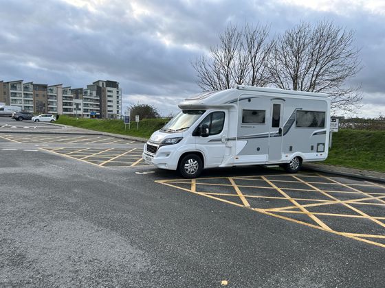 Cartref modur yn safle Arosfan Caernarfon